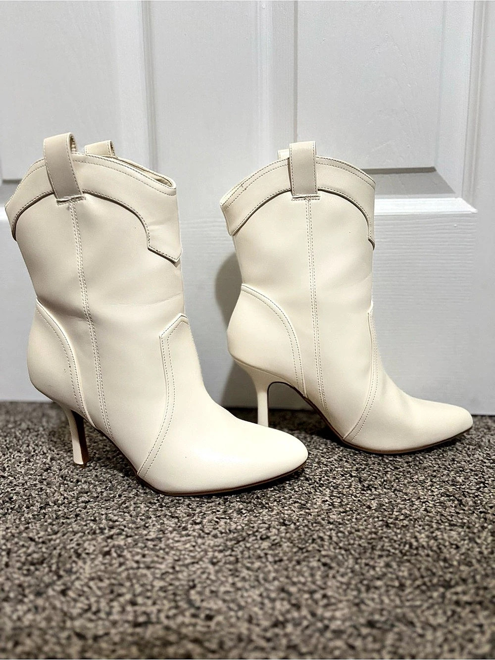 KOHLS White Heeled Boots US 6.5 Like New